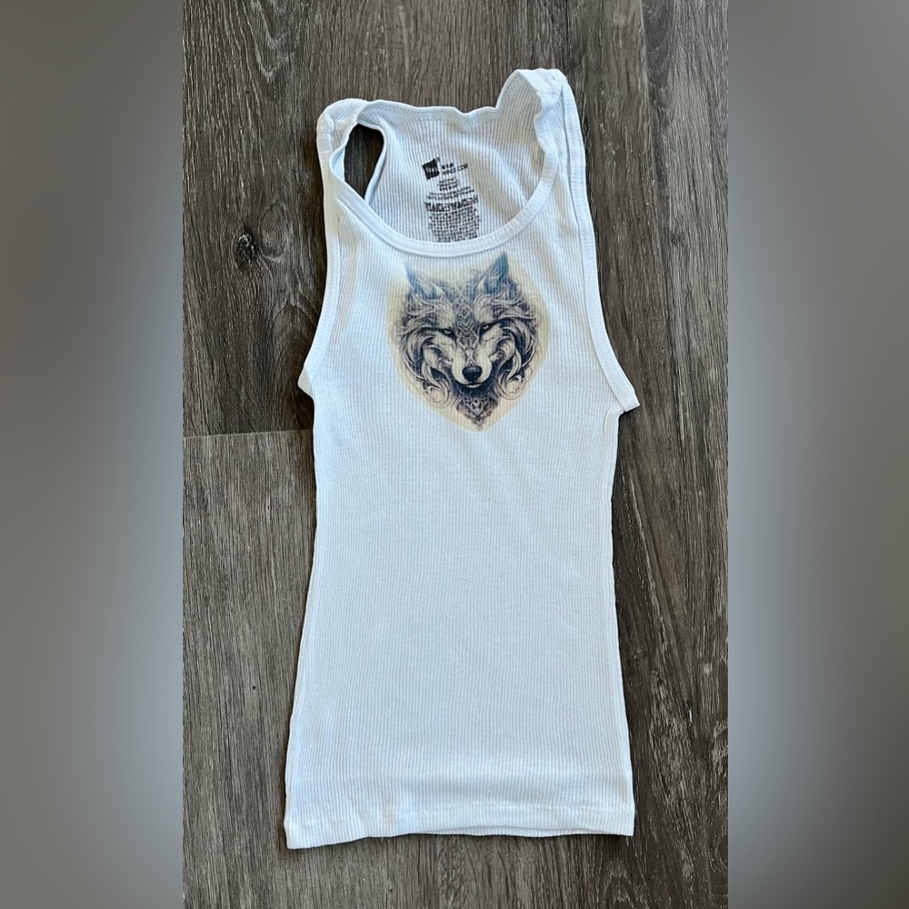 White Sleeveless Scoop Neck Tank Top with Graphic Wolf Print XS